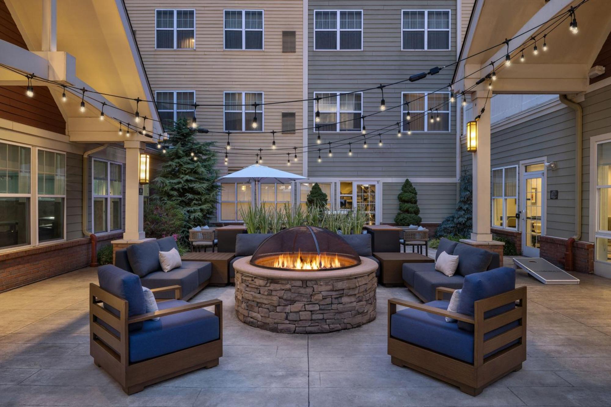 Residence Inn By Marriott Long Island Islip/Courthouse Complex Сентръл Айслип Екстериор снимка
